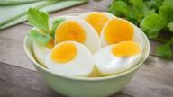 ¿Cómo pelar los huevos cocidos fácilmente sin que se rompan?