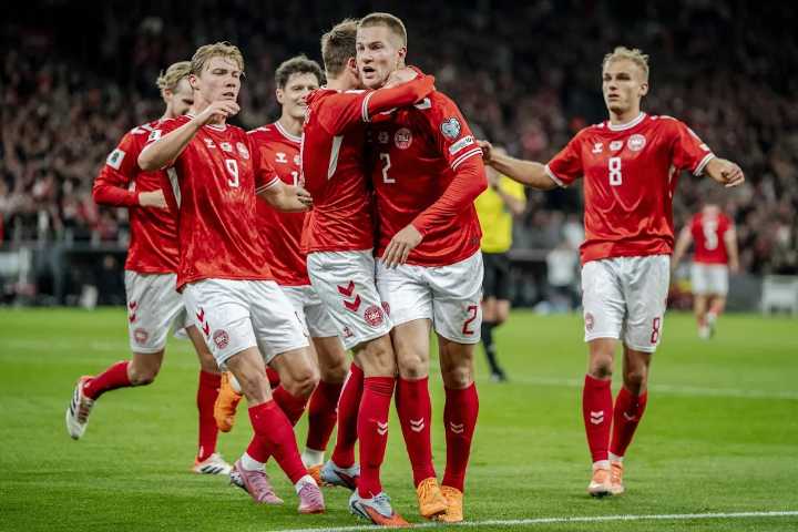 Dinamarca se impone a Grecia