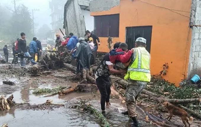 Suman 44 personas fallecidas por lluvias intensas en 5 estados de México