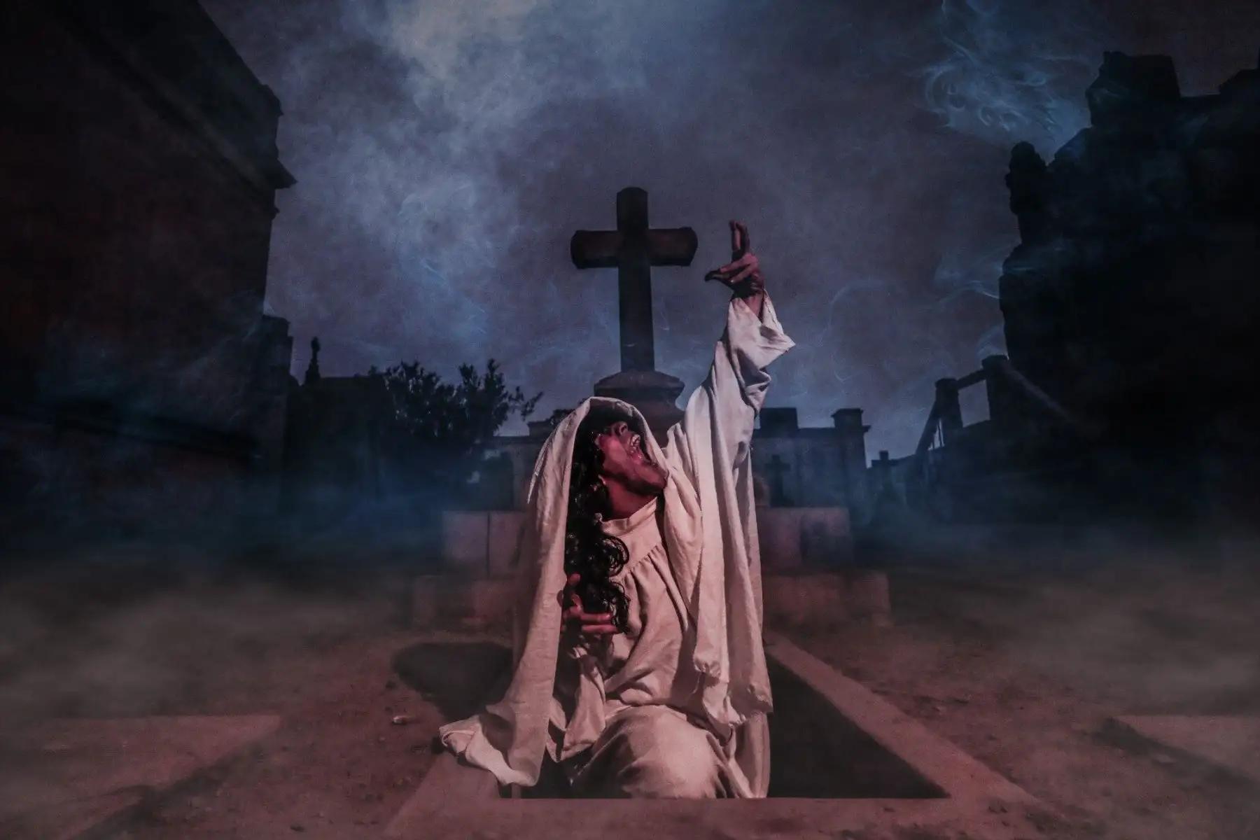 Un Halloween diferente: cementerios ofrecerán recorridos nocturnos este 31 de octubre