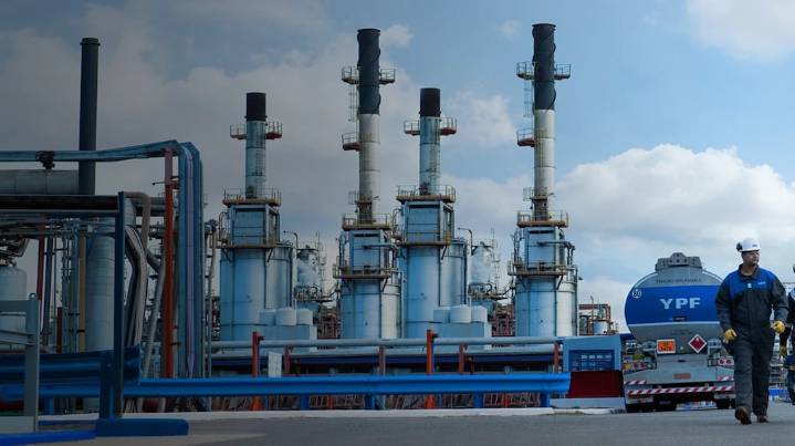 YPF firmó un acuerdo clave para exportar gas por barco a Europa y Asia por unos US$15.000 millones