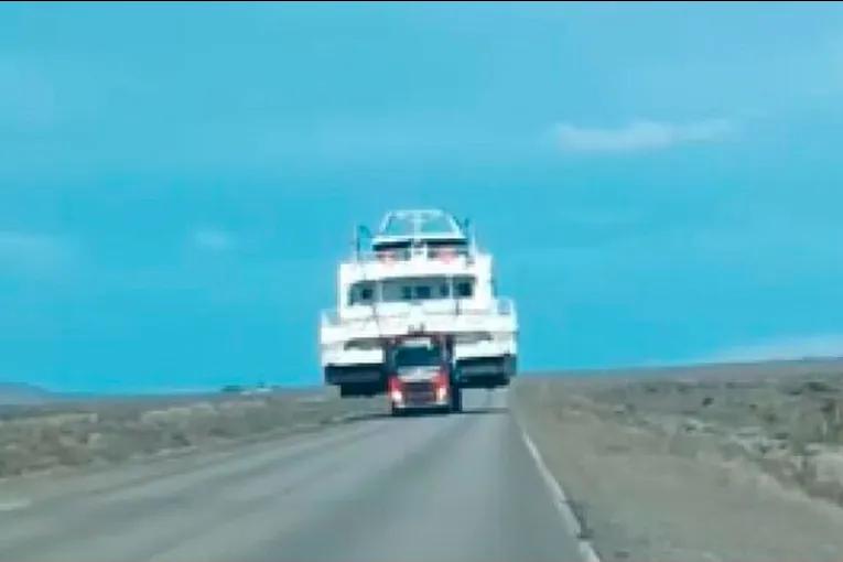 Video: sorpresa al cruzarse un catamarán gigante por una ruta de la Patagonia