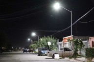 Instalan nuevas luminarias en Rinconadas de Oriente