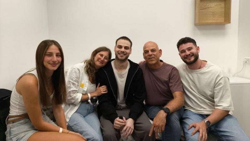 Hamás entrega a los 20 rehenes que mantenía con vida mientras Israel libera a los primeros presos palestinos