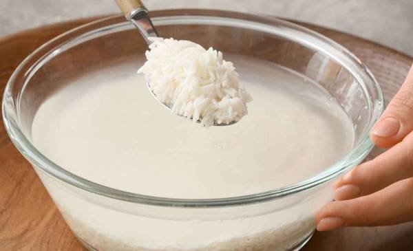 Mezclar arroz con agua: para qué sirve este remedio ancestral