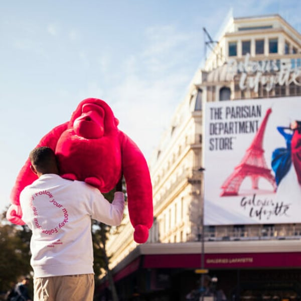 Kipling and its little monkeys return to the leather goods scene