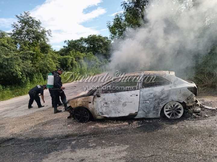 Voraz incendio consume por completo un automóvil en la vía Euán