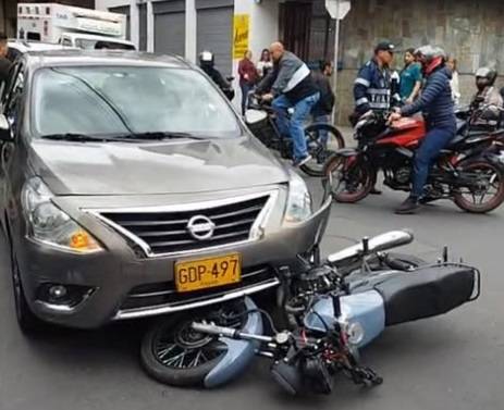 AUTOMÓVIL ARROLLO A MOTOCICLISTA