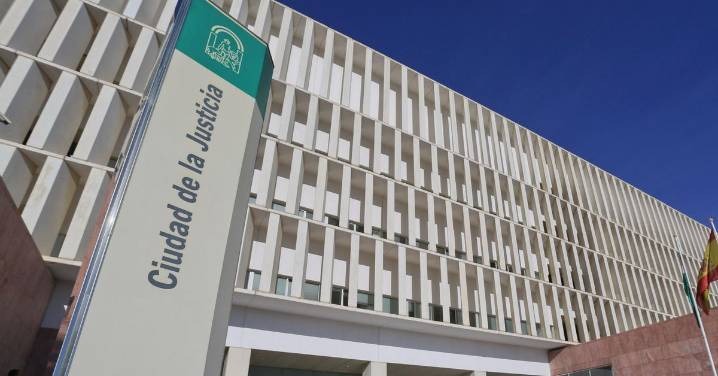 Juzgan a un joven acusado del asesinato de su madre adoptiva y tirar el cuerpo en una arqueta en Málaga