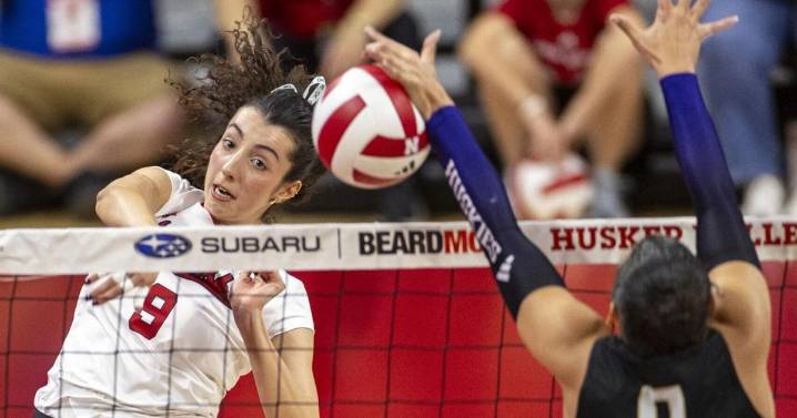 Nebraska volleyball stays perfect in Big Ten play with sweep of Washington