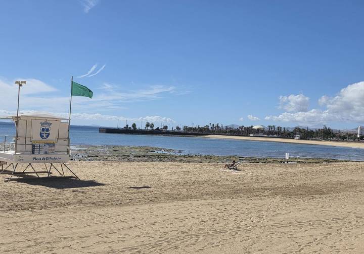 Arrecife reabre al baño la playa de El Reducto
