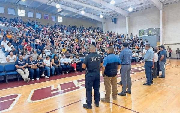 ‘Redes sociales han rebasado a familias’