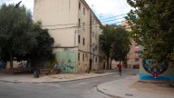 El Raval concentra una de cada cuatro viviendas okupadas en venta