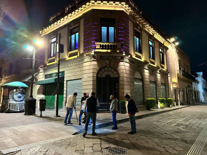 En revisión nocturna INTERAPAS descarta fuga de agua en el primer cuadro del Centro Histórico.