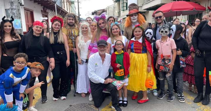 En este municipio de Caldas hubo desfile de disfraces liderado por el gobernador, Henry Gutiérrez