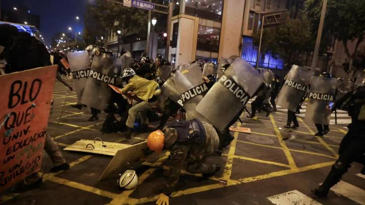 Protestas masivas en Perú dejan un muerto y más de 100 heridos ante el nuevo gobierno