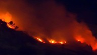 Bomberos combate grave incendio en ladera del Cerro Renca