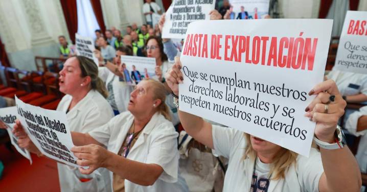 El Pleno de Cádiz interrumpido por la indignación de la Ayuda a Domicilio: "¿No te da vergüenza alcalde?"