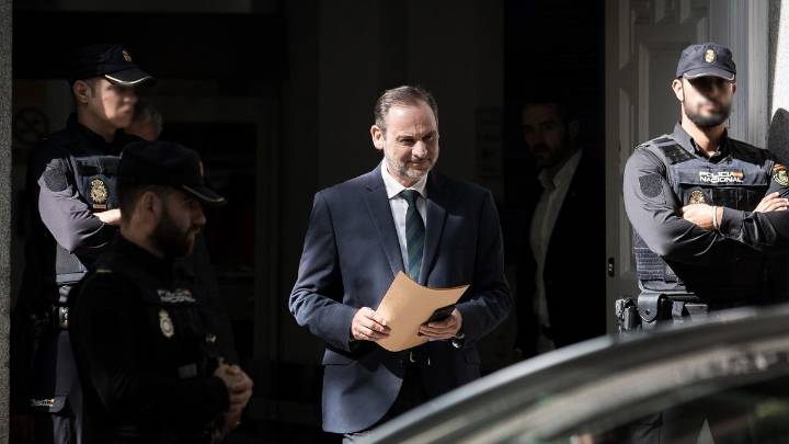 ¿Por qué Ábalos puede seguir siendo diputado a pesar de los delitos por los que está imputado?
