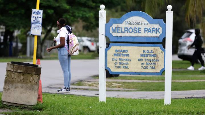In the dark: Streetlight fight divides Florida neighborhood