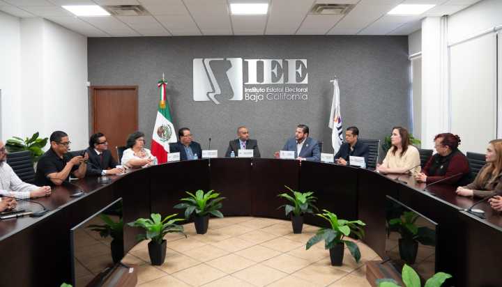 Burgueño entrega primer informe de labores al IEEBC