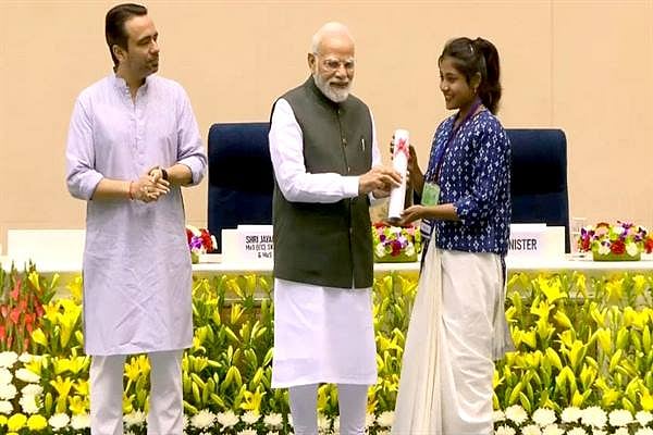 MP News: PM Narendra Modi Honours Bus Driver’s Daughter From Betul For Securing 1st Rank In Electrician Trade
