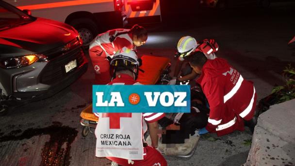 Adolescente estampa moto en camioneta