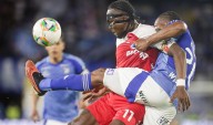 Hinchas de Santa Fe calientan clásico: gestos contra recuerdo de Russo
