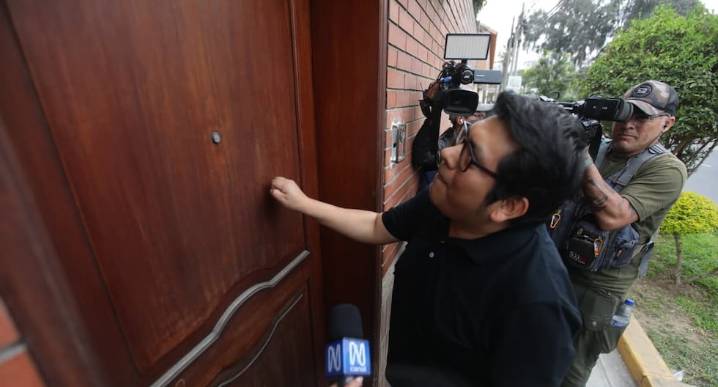 Dina Boluarte no abrió la puerta de su casa a personal del PJ y notificación tuvo que ser pegada en su puerta