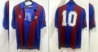 Subastarán la playera rota que Maradona usó con el Barcelona