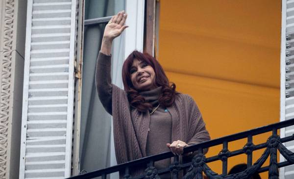 Tras bailar en el balcón, Cristina atacó a Kicillof por el desdoblamiento