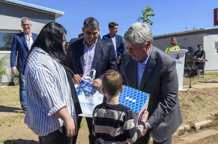Ziliotto entregó en Macachín veinte casas que fueron abandonadas por Nación