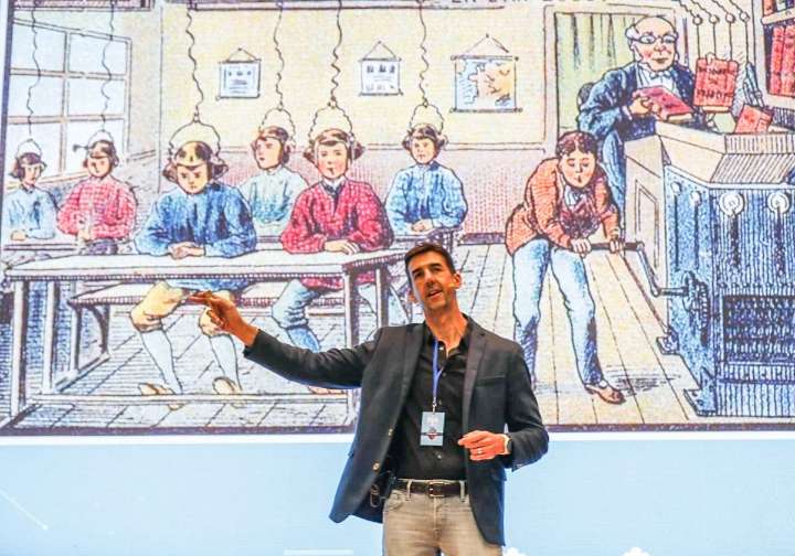 «El mundo educativo tiene que combinar esta herramienta, pero sin que obstaculice el pensamiento humano»