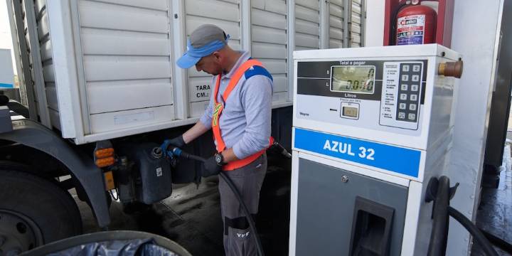 Un agente de reducción de emisiones para transporte pesado amplía su red de carga por surtidor