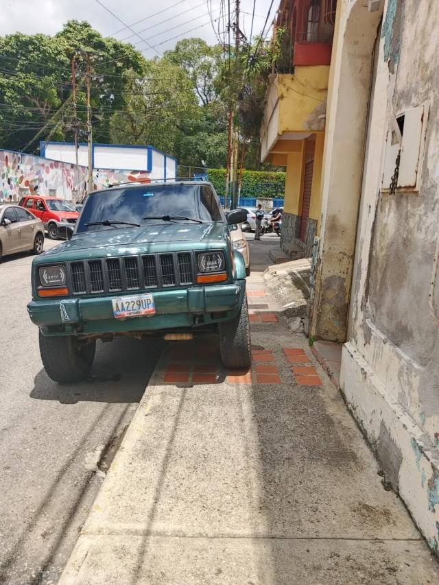 Vecinos de Vuelta del Paraíso exigen sanciones por estacionamiento indebido en aceras