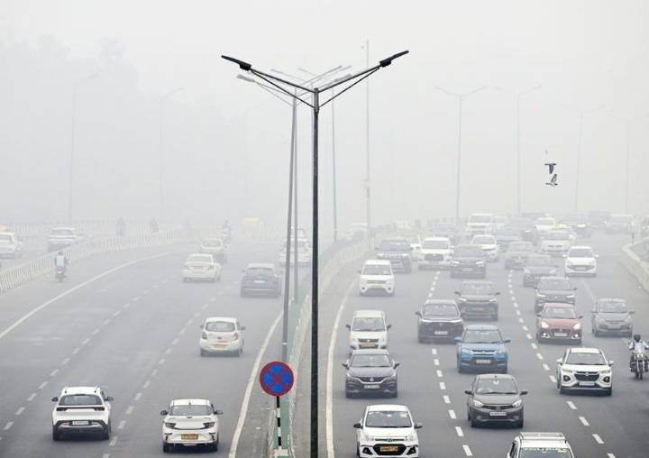 Thick toxic haze chokes Indian capital New Delhi