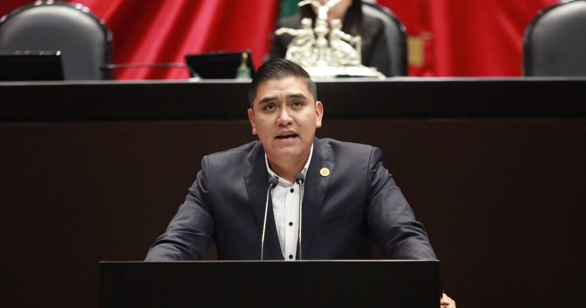 Diputado morenista propone castigar con cárcel la difusión de memes y stickers; pena al doble si son de políticos