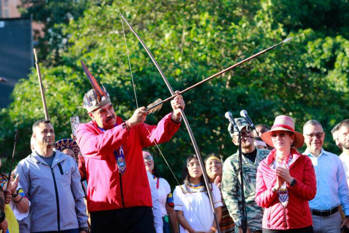 Maduro ordena crear brigadas milicianas con indígenas de toda Suramérica