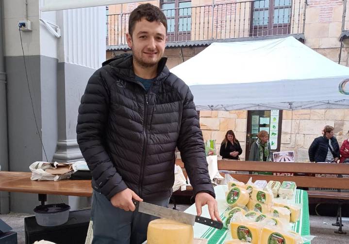 Sei hilabetez ondutako behi gazta aurkeztu du Beñat Telleriak