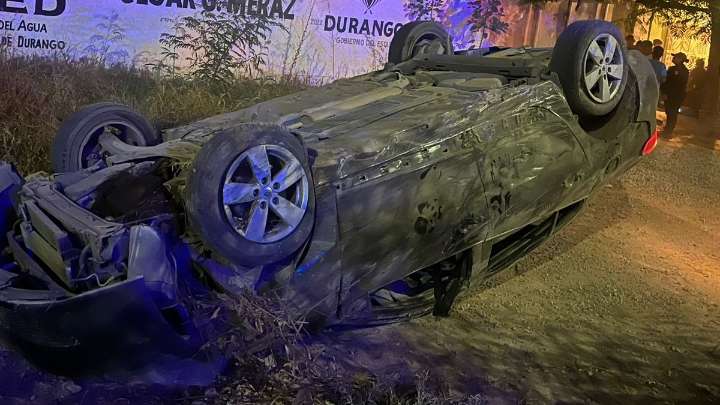 Siete menores vuelcan auto y se sale de carretera en La Laguna; esto sabemos