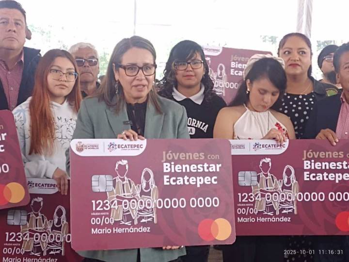 Los $20 Pesos que valían un sueño: Alcaldesa Azucena Cisneros revive su historia de estudiante al apoyar a universitarios con sus «pasajes»