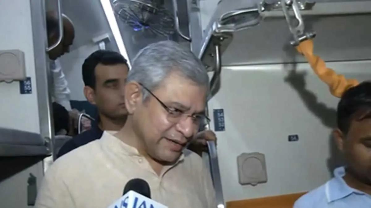 Railways Adds 7,800 Trains to Handle Festive Rush, War Rooms Oversee Operations: Vaishnaw
