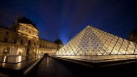 París en alerta máxima: robo de joyas en el Louvre obliga a cerrar el museo más visitado del planeta