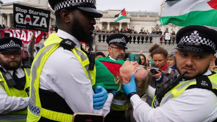 UK police to get sweeping powers to curb protests as pro