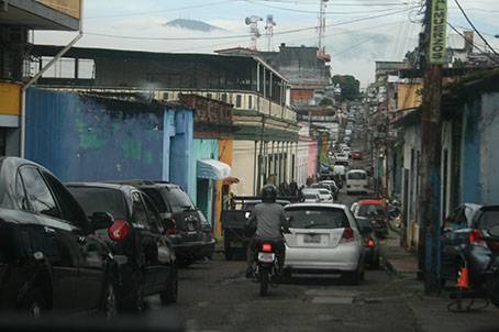 Kilométricas colas por gasolina colapsan vías en San Cristóbal