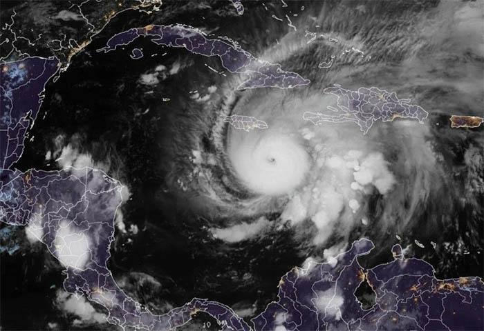 El huracán Melissa subio a categoría máxima y se dirige a Jamaica