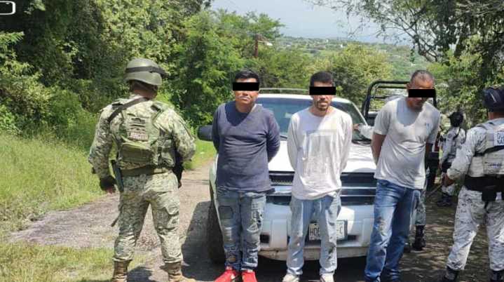 Aprehenden a tres con armas y droga