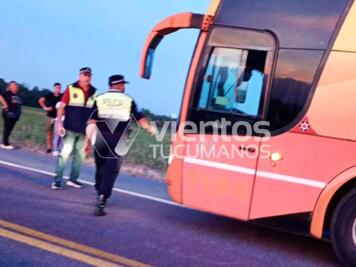 Aguilares: Interceptaron un colectivo "trucho" con pasajeros irregulares y bultos misteriosos