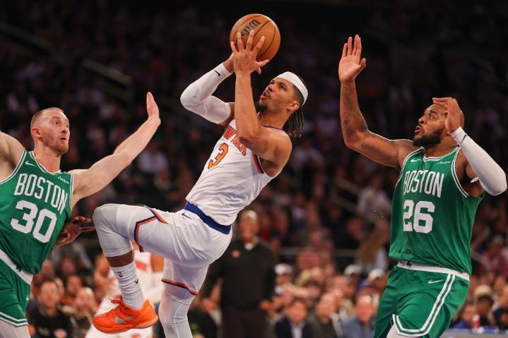 Josh Hart grabs 14 rebounds in Knicks debut after injury scare