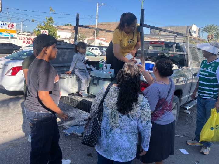 Familiar regala gorditas, tamales y café afuera del IMSS, en agradecimiento a San Judas Tadeo